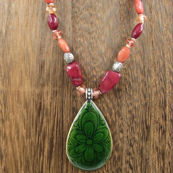 Jewelry - 17" Faux Stone Floral Pendant Necklace Vintage